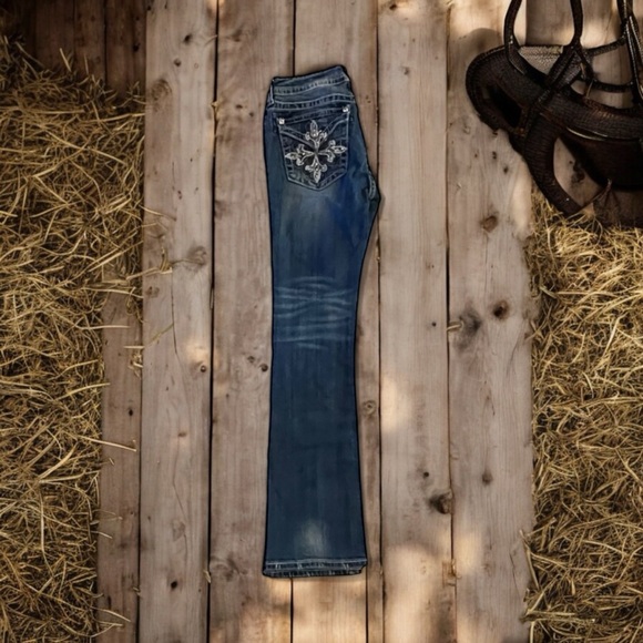 Miss me bootcut Size 28 floral fleur de lis design on back pockets. Beautiful - Picture 6 of 17